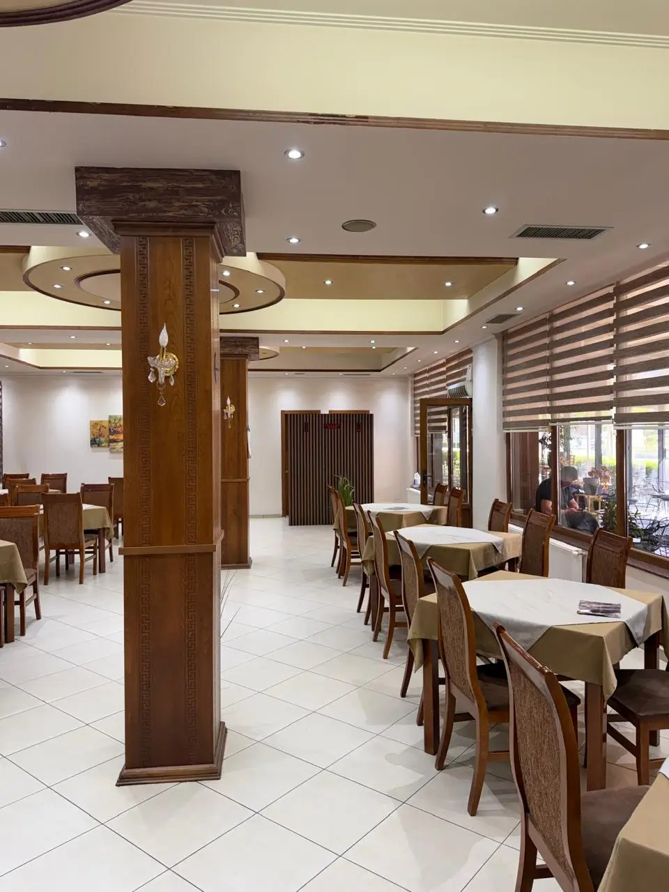 Brendësia e Bar Restaurant Sopi — ambiente elegante me ndriçim të ngrohtë në Kukës