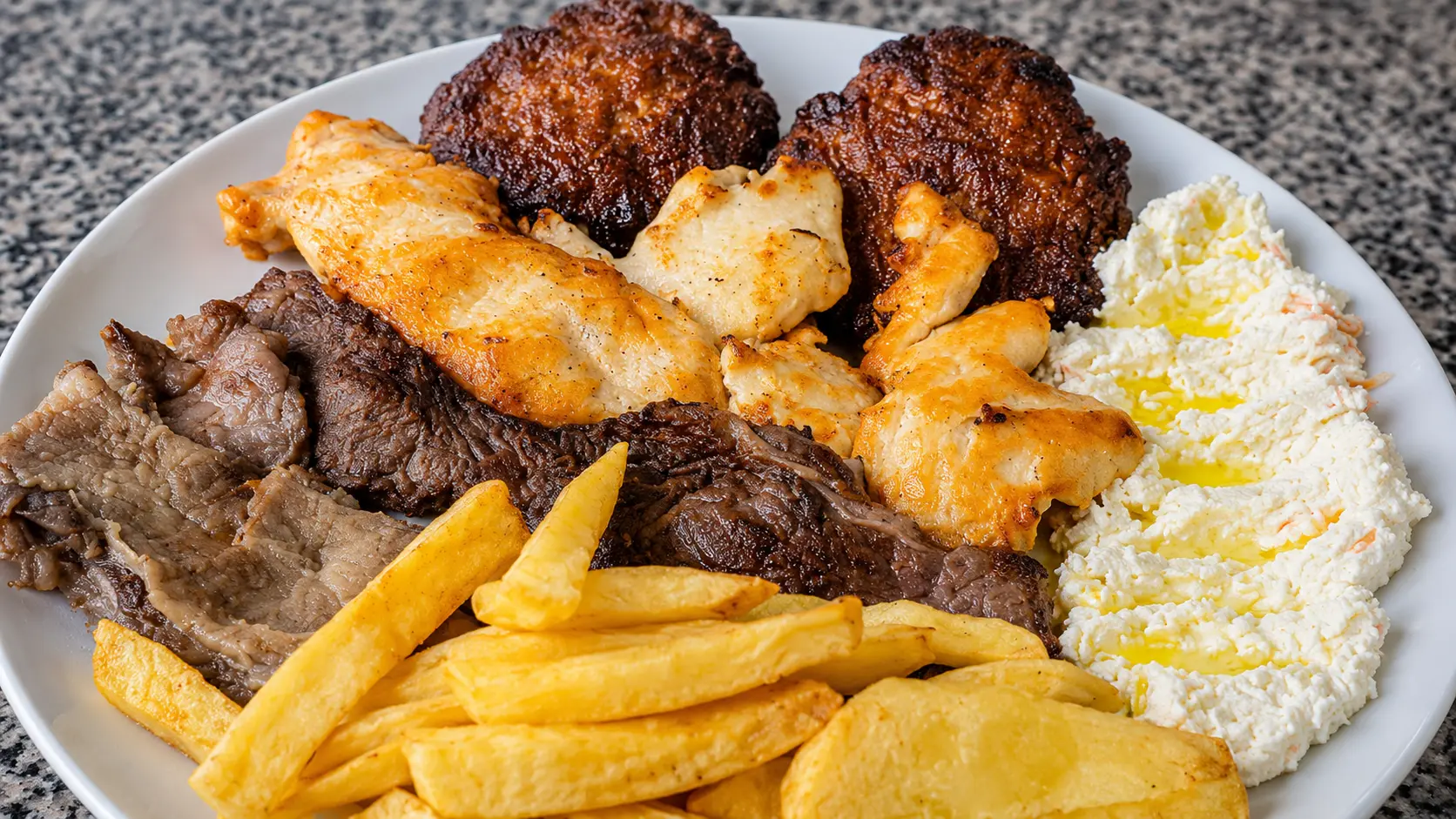 Kombinimi i mishit të zgarës — pjata tradicionale shqiptare në Bar Restaurant Sopi, Kukës